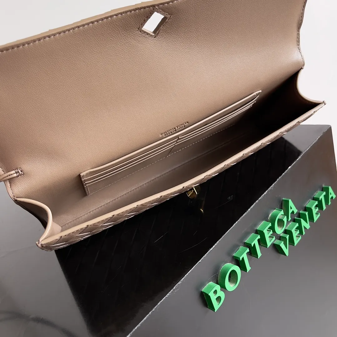 The batch of 1360 BV Andiamo evening handbags has been heavily planted again~ The designer aesthetics in the era of economic downturn are back. I fall in love with it at first sight and can't put it down. It's so beautiful and full of aura. The shape and texture are very competitive. It's light in weight and has sufficient capacity. It's a must-have for fashionistas. It's suitable for many occasions, minimalist, high-end and light luxury. Model No.: 741511 Size: 31*13*3cm